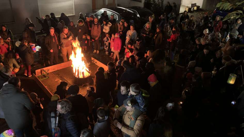 Menschen beim Martinsfeuer auf dem Römerberg Frankfurt Menschen beim Martinsfeuer auf dem Römerberg Frankfurt
