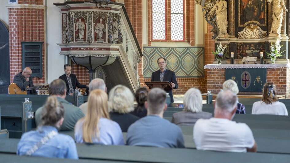 Pfarrer Martin Kumlehn spricht beim 'Sonntag der Bestattungskultur' in der Kirche Buchholz