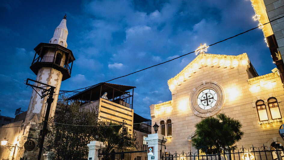 Heiligabend 2024 in Damaskus im christliches Viertel 'Bab Tuma' (Thomas-Tor) in der Altstadt: eine Moschee neben einer katholischen Kirche