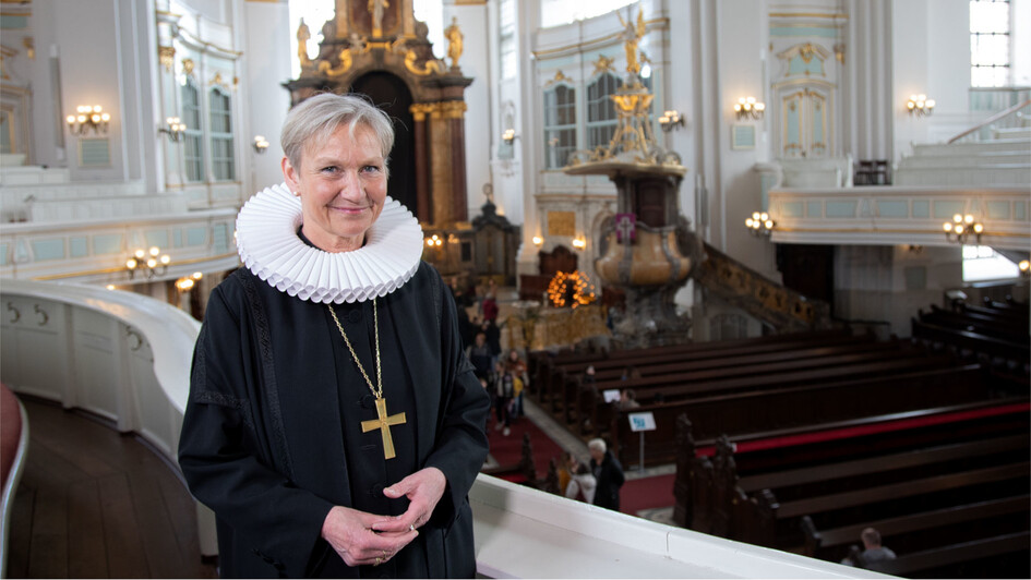 Kirsten Fehrs steht auf der Empore des Michel in Hamburg