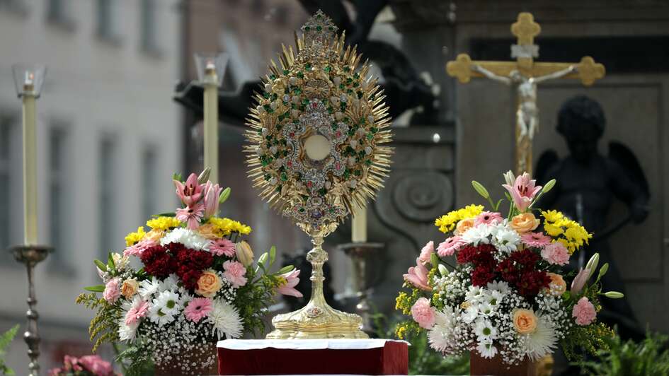 Fronleichnamsprozession: Altar mit Monstranz am Herkulesbrunnen in Augsburg