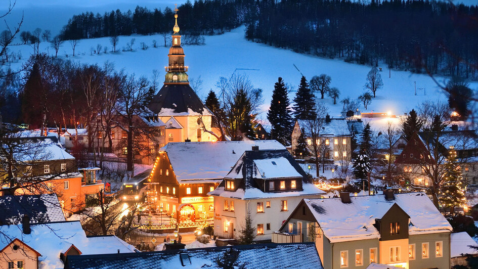 Die alte Bergkirche im Spielzeugdorf Seiffen im Erzgebirge.