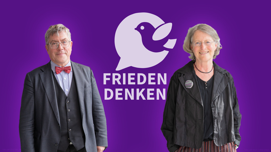 Friedrich Kramer und Antje Heider-Rottwilm vor dem Logo Frieden denken mit Friedenstaube