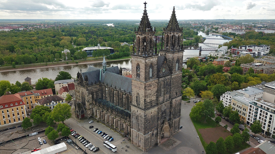Der Magdeburger Dom (Drohnenfoto vom 09.05.19) ist Predigtkirche der Landesbischoefin bzw. des Landesbischofs der Evangelischen Kirche in Mitteldeutschland, evangelische Pfarrkirche und zugleich das Wahrzeichen der Stadt. Der Dom ist die erste von Anfang