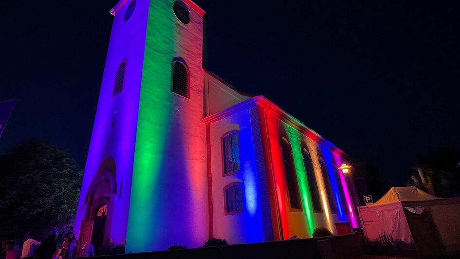 In bunten Farben angestrahlte Kirche