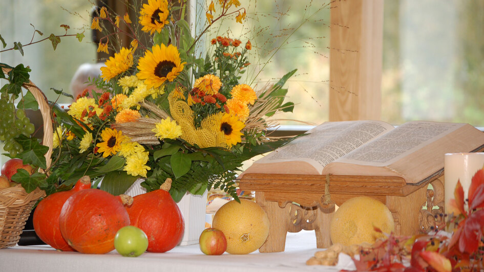 Erntegaben auf dem Altar