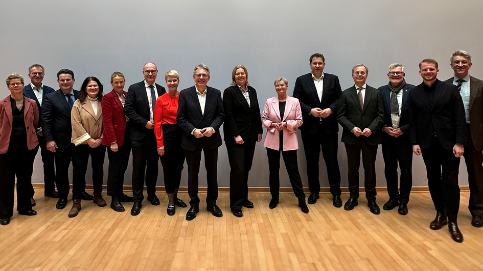 Gruppenfoto mit Teilnehmenden des Treffens aus EKD und SPD