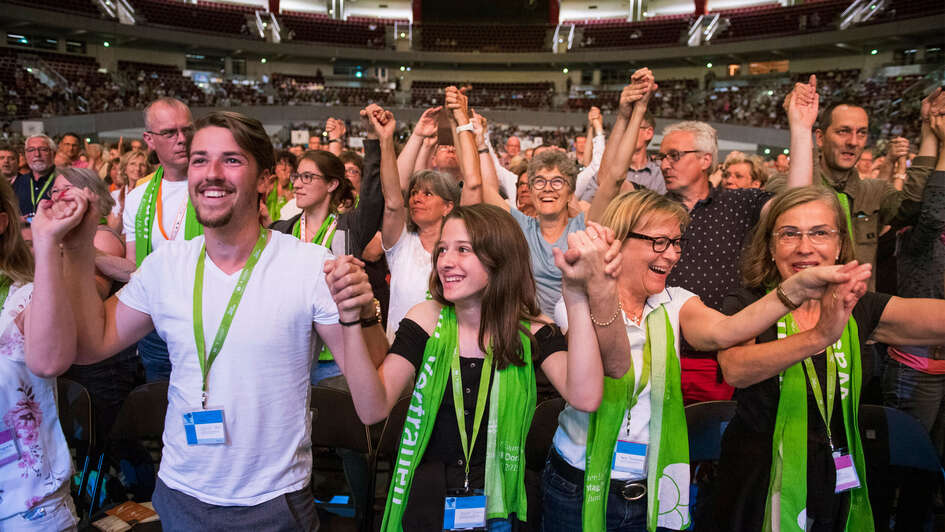 Menschenkette mit den Teilnehmern am Ende der Podiumsveranstaltung 'Gemeinsam für offene Häfen in Europa' beim evangelischen Kirchentag in Dortmund am Donnerstag (20.06.19) mit Palermos Bürgermeister Leoluca Orlando im Gespräch über humane Flüchtlingspoli Menschenkette mit den Teilnehmern am Ende der Podiumsveranstaltung 'Gemeinsam für offene Häfen in Europa' beim evangelischen Kirchentag in Dortmund am Donnerstag (20.06.19) mit Palermos Bürgermeister Leoluca Orlando im Gespräch über humane Flüchtlingspoli