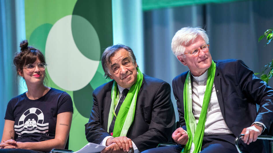 Podiumsveranstaltung 'Gemeinsam für offene Häfen in Europa' beim evangelischen Kirchentag in Dortmund am Donnerstag (20.06.19) mit Palermos Bürgermeister Leoluca Orlando (M.) im Gespräch über humane Flüchtlingspolitik mit dem Ratsvorsitzenden der Evangeli Podiumsveranstaltung 'Gemeinsam für offene Häfen in Europa' beim evangelischen Kirchentag in Dortmund am Donnerstag (20.06.19) mit Palermos Bürgermeister Leoluca Orlando (M.) im Gespräch über humane Flüchtlingspolitik mit dem Ratsvorsitzenden der Evangeli