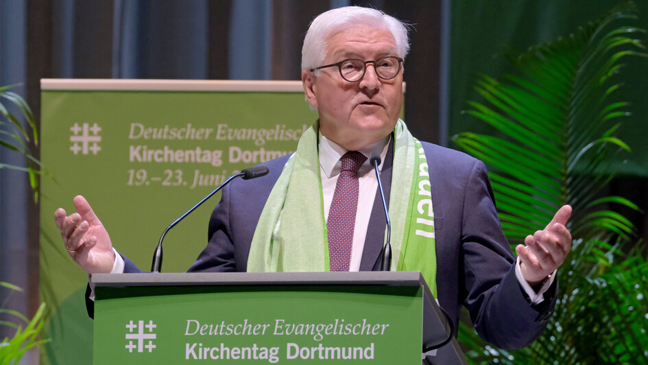 Bundespraesident Frank-Walter Steinmeier hielt am Donnerstag (20.06.19) beim evangelischen Kirchentag in Dortmund einen Hauptvortrag zum Thema 'Zukunftsvertrauen in der digitalen Moderne'. Bundespraesident Frank-Walter Steinmeier hielt am Donnerstag (20.06.19) beim evangelischen Kirchentag in Dortmund einen Hauptvortrag zum Thema 'Zukunftsvertrauen in der digitalen Moderne'.