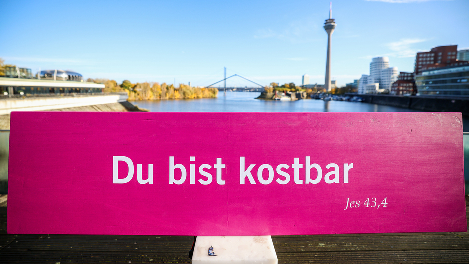 Der 40. Deutsche Evangelische Kirchentag 2027 in Duesseldorf steht unter der Losung 'Du bist kostbar' aus dem Buch Jesaja (Jes 43,4). Die Losung soll daran erinnern, dass jeder Mensch von Wert ist - unabhaengig von Herkunft, Meinung oder Lebensweg. Das C