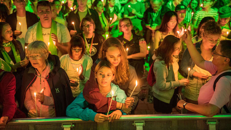 Kirchentag 2019: Alina und Lisa beim Lichtermeer beim Segen zur Nacht auf dem Friedensplatz