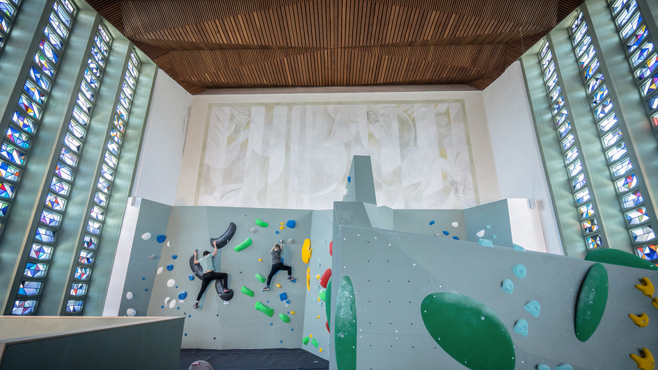 Nach rund einem halben Jahr Bauzeit steht den Freizeitsportlern heute in der Boulderchurch im hessischen Bad Orb eine Kletterflaeche von rund 500 Quadratmetern auf zwei Ebenen zur Verfuegung (Foto vom 12.04.2025). Der Initiator Marc Ihl hatte gemeinsam mi