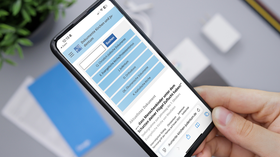 Internet-Plattform „Dokumente Kirchen und Judentum auf einem Smartphone-Display Internet-Plattform „Dokumente Kirchen und Judentum auf einem Smartphone-Display