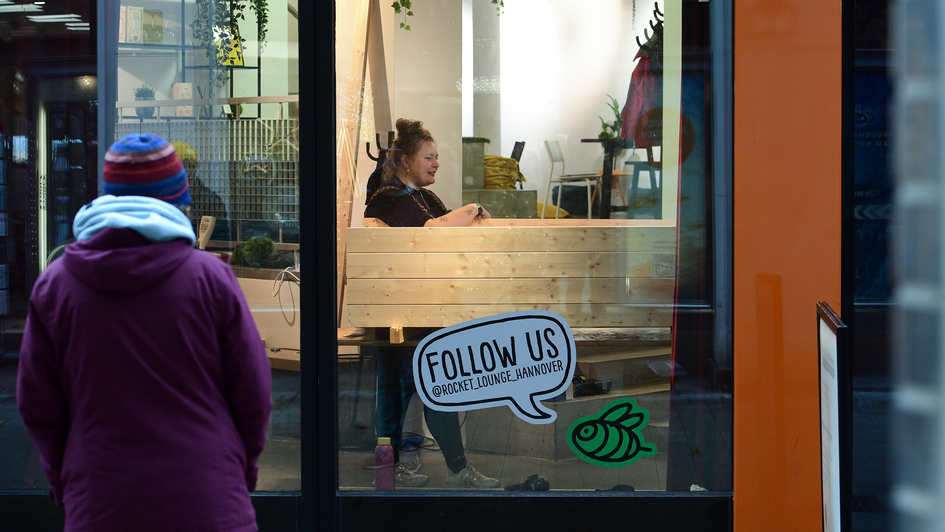 Mimi Hartig baut ihren eigenen Sarg in einem Workshop des evangelisch-lutherischen Kirchenkreises im Workshopraum in Hannover. Damit ihr Sarg schon jetzt einen Platz bekommt, muss sie sich nicht auch noch ihr eigenes Grab schaufeln. Stattdessen soll jeder