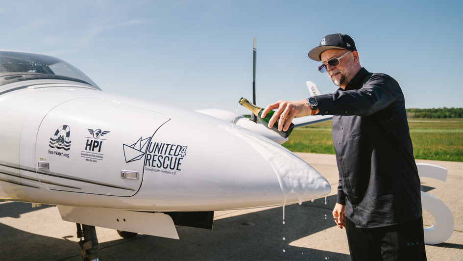 Der Saenger Smudo tauft humanitaeres Aufklaerungsflugzeug Seabird 3 auf dem Flughafen Hannover-Langenhagen (Foto vom 30.04.2025).