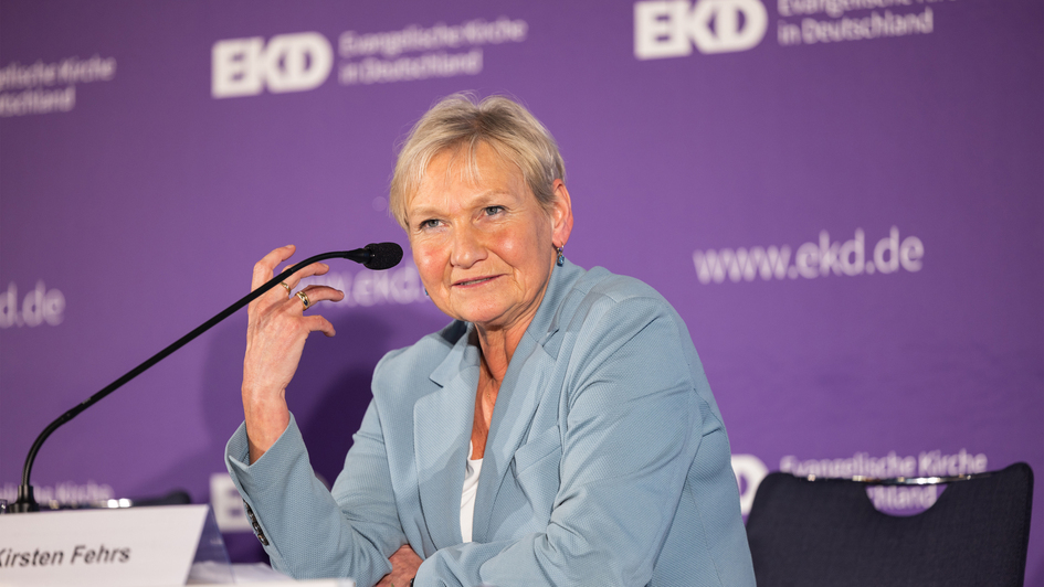 Ratsvorsitzende der EKD Kirsten Fehrs auf der Synode 2025