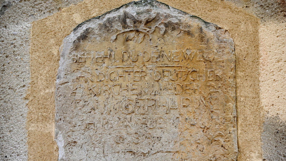 Tafel am ehemaligen Wohnhaus von Paul Gerhardt in der Lutherstadt Wittenberg (Sachsen-Anhalt) neben der Stadtkirche St. Marien am 05.07.2012. Der kaum lesbare Text lautet: 'Befiehl du deine Wege. Der Dichter deutscher Kirchenlieder Paul Gerhardt wohnte in