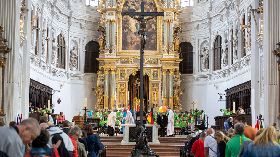 Die Deutsche Bischofskonferenz und die Evangelische Kirche in Deutschland (EKD) haben am Tag des Eroeffnungsspiels der Fussball-Europameisterschaft in Deutschland (14.06.2024) zu einem oekumenischen Gottesdienst in die Kirche St. Michael in Muenchen, der