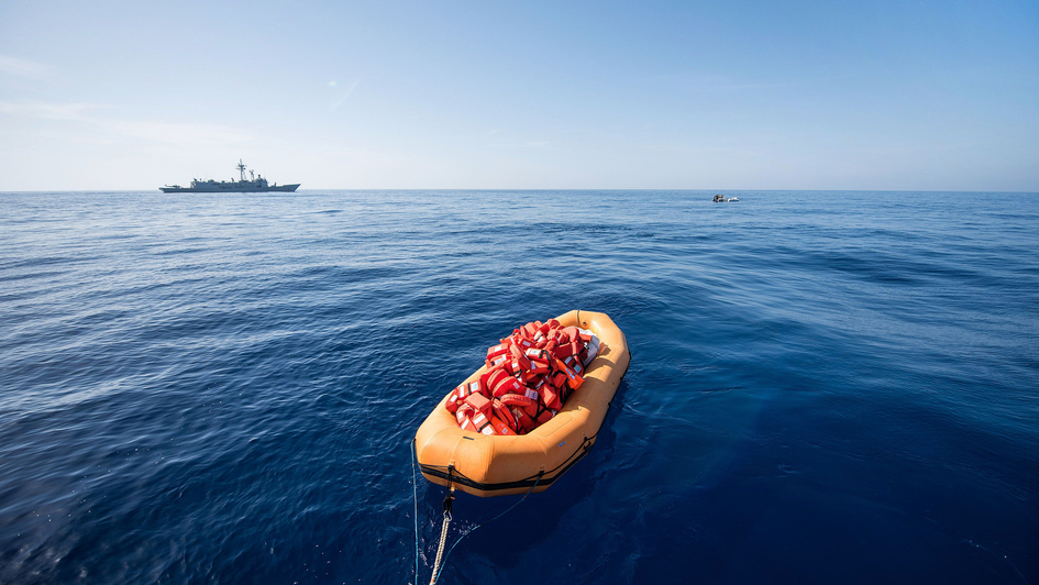 Ein Schlauchbott der Seawatch-2 auf dem Rettungswesten zu den Schlauchbooten der Geflüchteten transportiert werden.