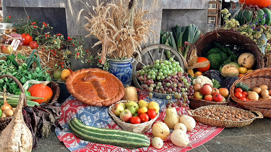 Geschmueckter Altar beim Erntedank-Gottesdienst der katholischen Kirche in Rockenberg (Hessen) am 13.10.2019.