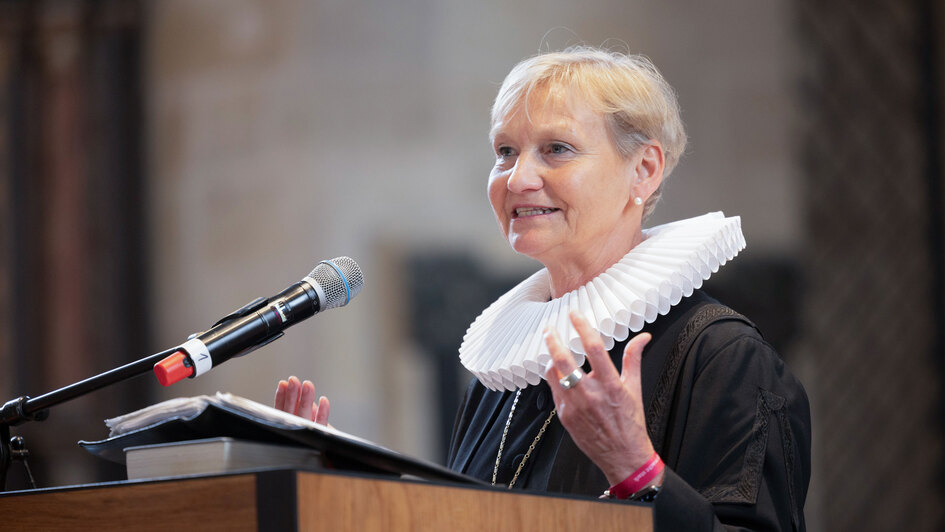 Die Hamburger Bischoefin Kirsten Fehrs, amtierende Ratsvorsitzende der Ev. Kirche in Deutschland (EKD), waehrend ihrer Predigt am 31.05.2024 in einem oekumenischen Frauengottesdienst im Erfurter Dom auf dem Katholikentag.