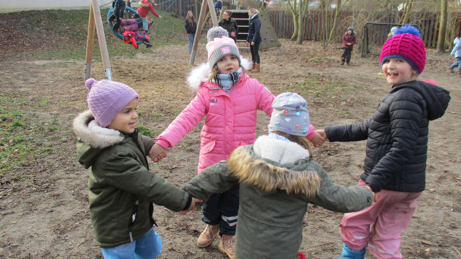 Kinder im Freien spielen Kreisspiele