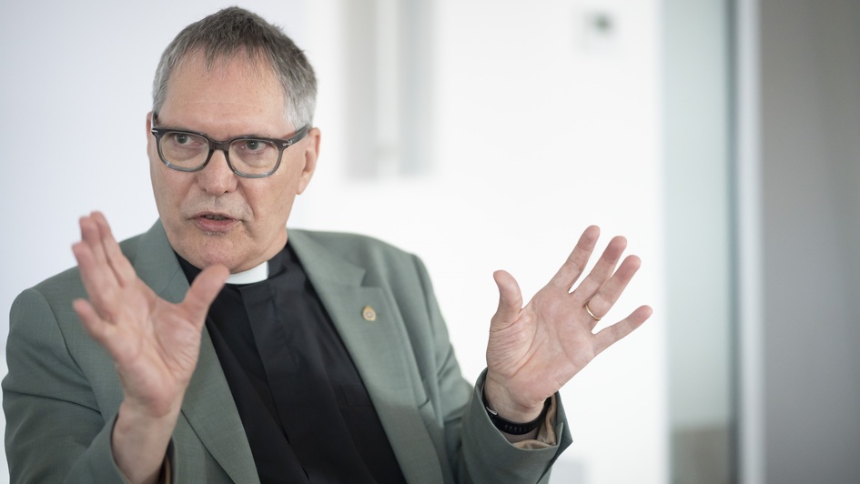 Christopher Easthill, britisch-deutscher Theologe und anglikanischer Priester an der Kirche St. Augustine's of Canterbury in Wiesbaden, Vorsitzender der Arbeitsgemeinschaft Christlicher Kirchen in Deutschland (ACK)