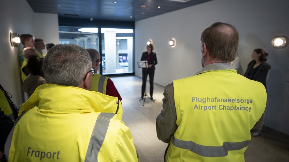 Allein auf evangelischer Seite ist ein überwiegend ehrenamtlich tätiges, 25-köpfiges Team für die Flughafenseelsorge am Frankfurter Flughafen im Einsatz.