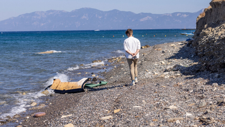 Anna-Nicole Heinrich, Synodenpraeses der Evangelischen Kirche in Deutschland (EKD), betrachtet Reste eines Schlauchbootes am Strand der griechischen Insel Kos (Foto vom 01.07.2024).