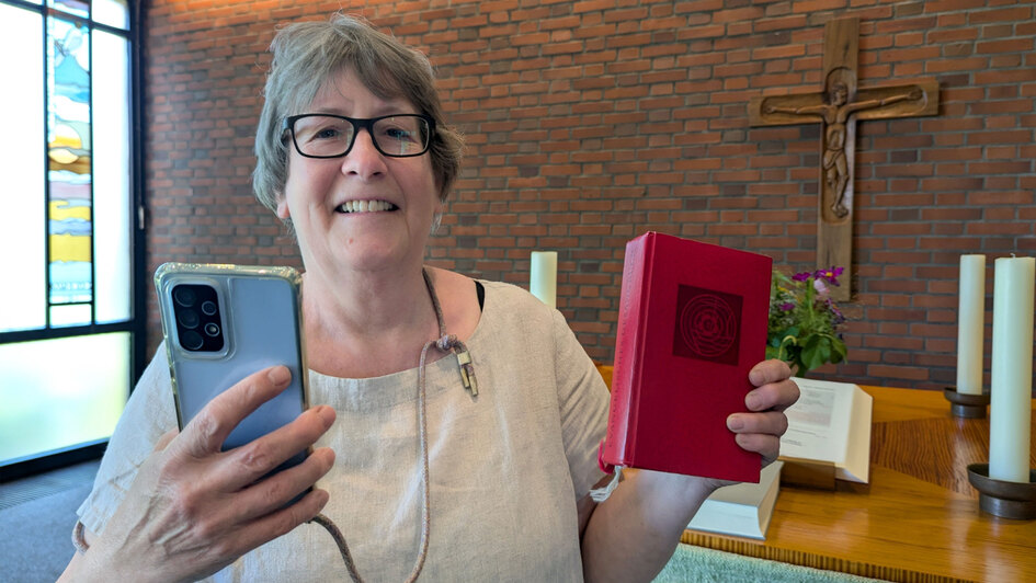 Gudrun Bruhs, Kuesterin der Kirchengemeinde Holm in Schleswig-Holstein (Foto vom 08.07.2024). Gudrun Bruhs liebt Instagram. In dem sozialen Netzwerk postet sie Fotos aus dem Gemeindeleben, und gibt ihren Followern so Einblick in den Berufsalltag.