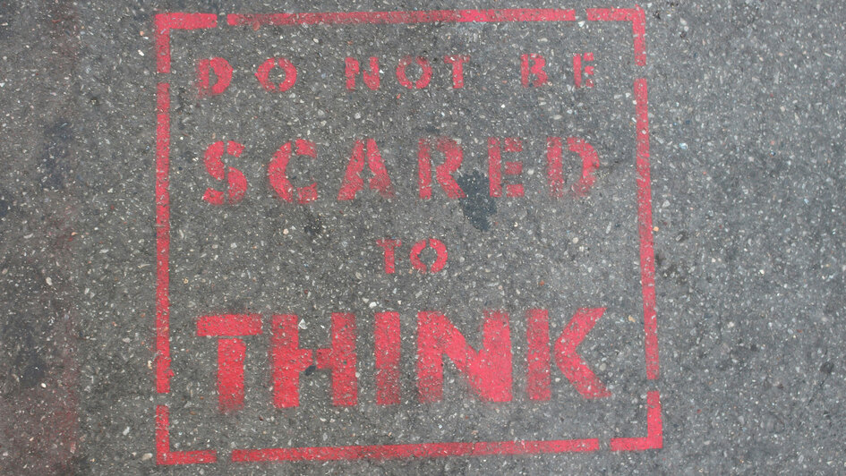 Schriftzug: Do not be scared to think