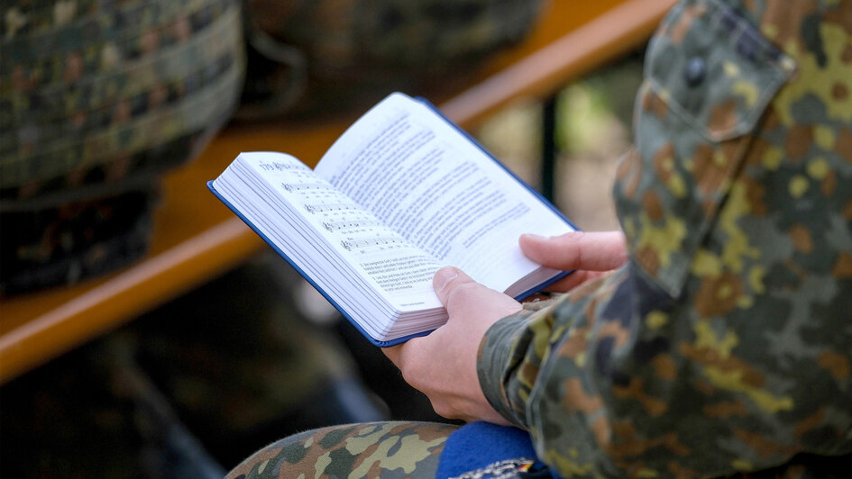 Feldgottesdienst unter der Leitung des Evangelischen Militaerbischofs, Bernhard Felmberg, am 18.04.2024 auf dem Truppenuebungsplatz Munster.