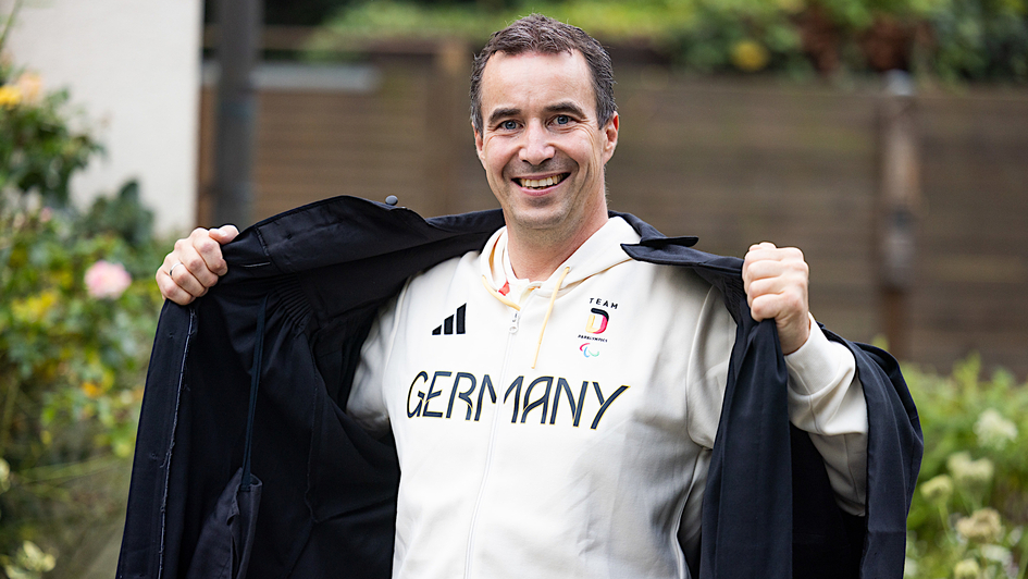 Pastor Christian Bode aus Osnabrueck praesentiert sein nagelneues cremefarbenes Trikot mit dem paralympischen Symbol auf der Brust und dem Bundesadler auf dem Aermel