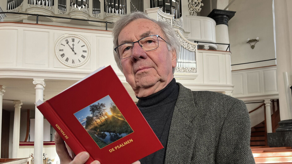 Der fruehere Kirchenpraesident der Evangelisch-reformierten Kirche, Jann Schmidt, hat am Montag (18.11.2024) in Leer seine Uebersetzung der biblischen Psalmen vorgestellt.