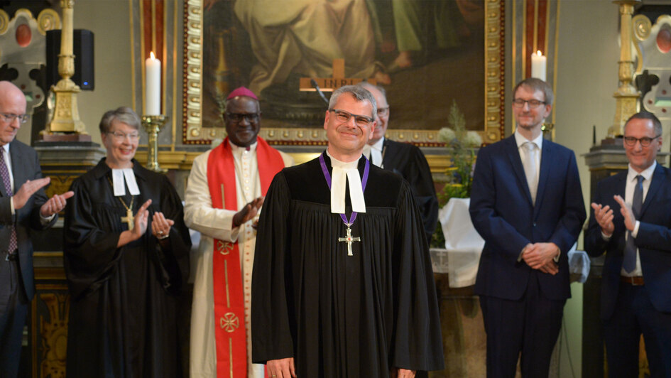 Der neue Landesbischof der Evangelisch-Lutherischen Landeskirche Schaumburg-Lippe, Oliver Schuegraf, ist am Samstag, 24.05.2024, mit einem Festgottesdienst in der Stadtkirche von Bueckeburg (Bückeburg) vom Leitenden Bischof der Vereinigten Evangelisch-Lut