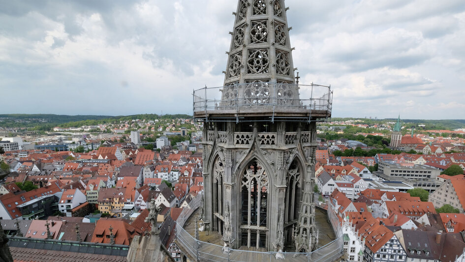 Das Ulmer Muenster (oder Muenster Unserer Lieben Frau in Ulm) ist eine im gotischen Baustil errichtete Kirche (Foto vom 18.05.2019: Blick auf den oestlichen Chorturm). Es ist die groesste evangelische Kirche Deutschlands. Der 1890 vollendete 161,53 Meter