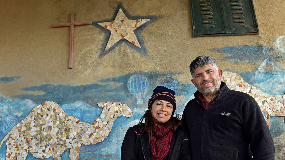 Der Palaestinenser Daoud Nassar und seine Frau Dschihan am 08.12.2016 auf seiner Farm 'Tent of Nations' im Westjordanland. Kaum 300 Meter von Nassars Familienhaus entfernt entsteht ein riesiger Schulkomplex, Sportanlagen, inklusive Reiterhof fuer den Nach