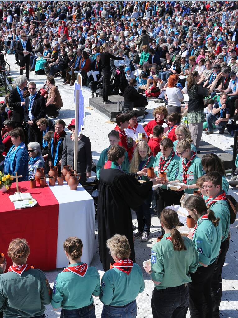 Abendmahl mit Zehntausenden Teinehmenden beim Abschlussgottesdienst des Deutschen Evangelischen Kirchentags 2013 in Hamburg