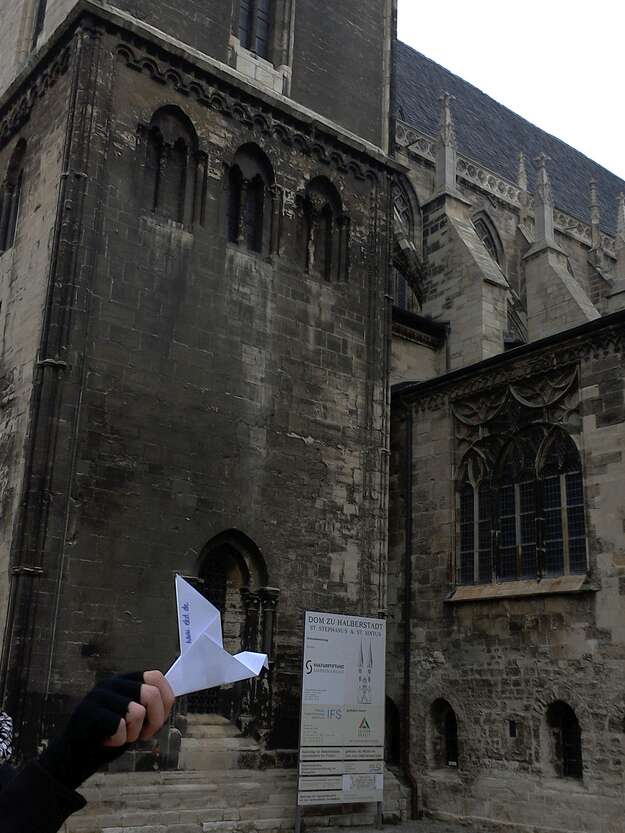 Friedenstaube vor dem Dom von Halberstadt