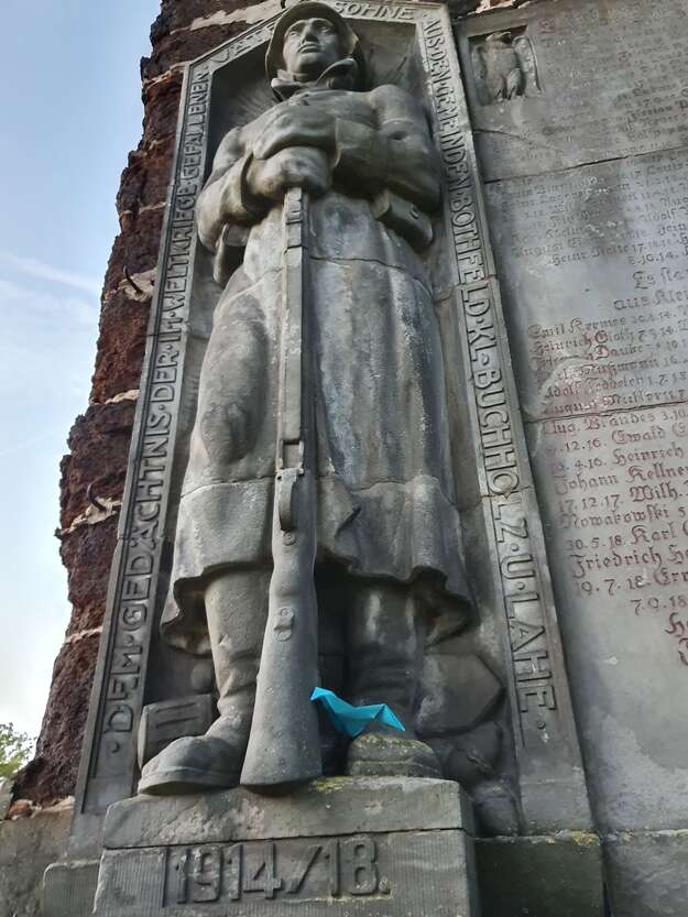 Friedenstaube am Kriegerdenkmal - St. Nikolai Bothfeld