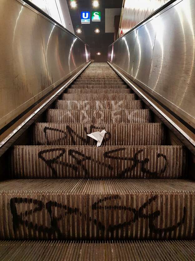 Friedenstaube auf einer Rolltreppe