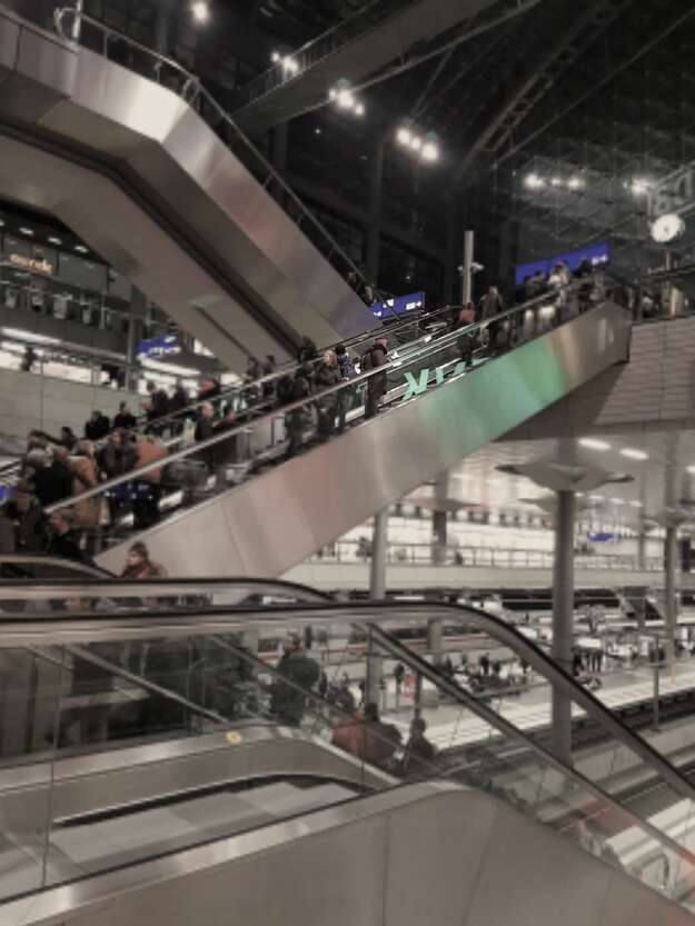 Friedenstaube zwischen Rolltreppen am Berliner Hauptbahnhof