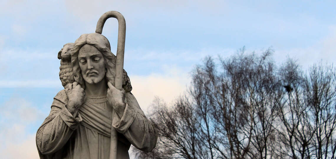 Statue zeigt einen Hirten mit Schaf um die Schultern.