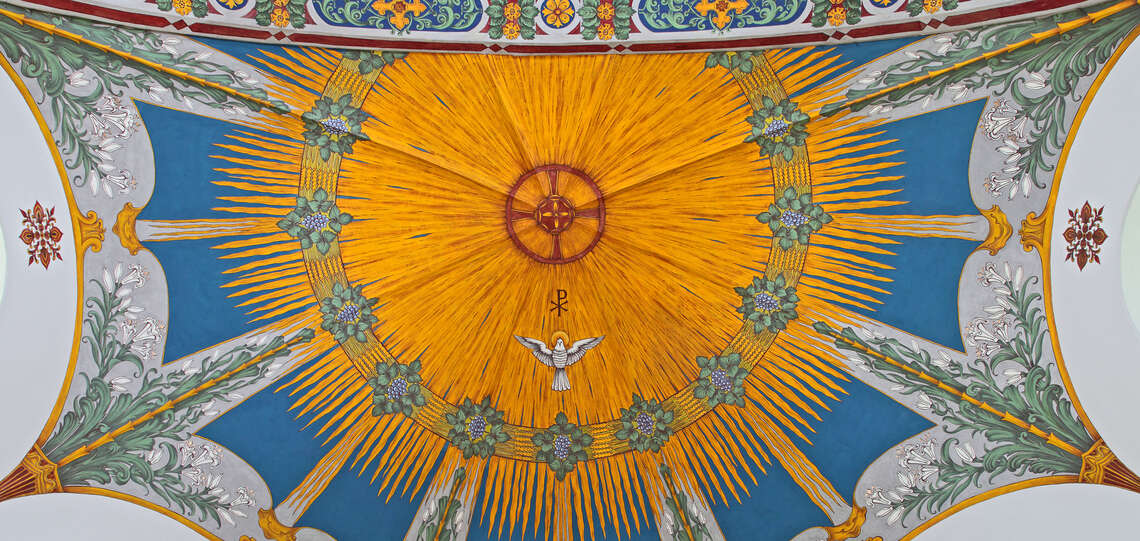 Kirchendecke mit einer Taube als Symbol für den Heiligen Geist