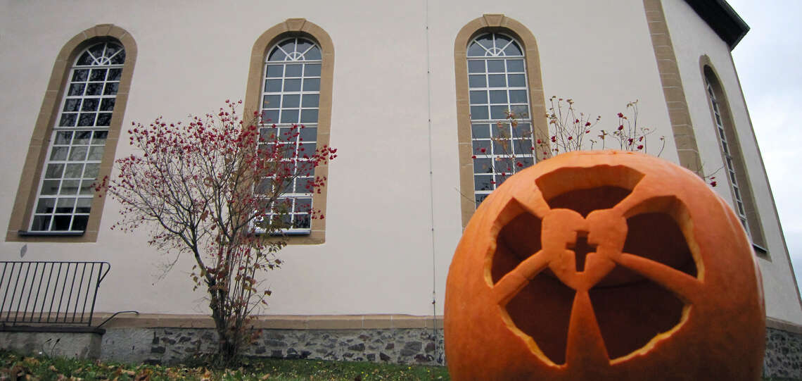 Kürbis mit Lutherrose vor der evangelischen Kirche in Brauerschwend.