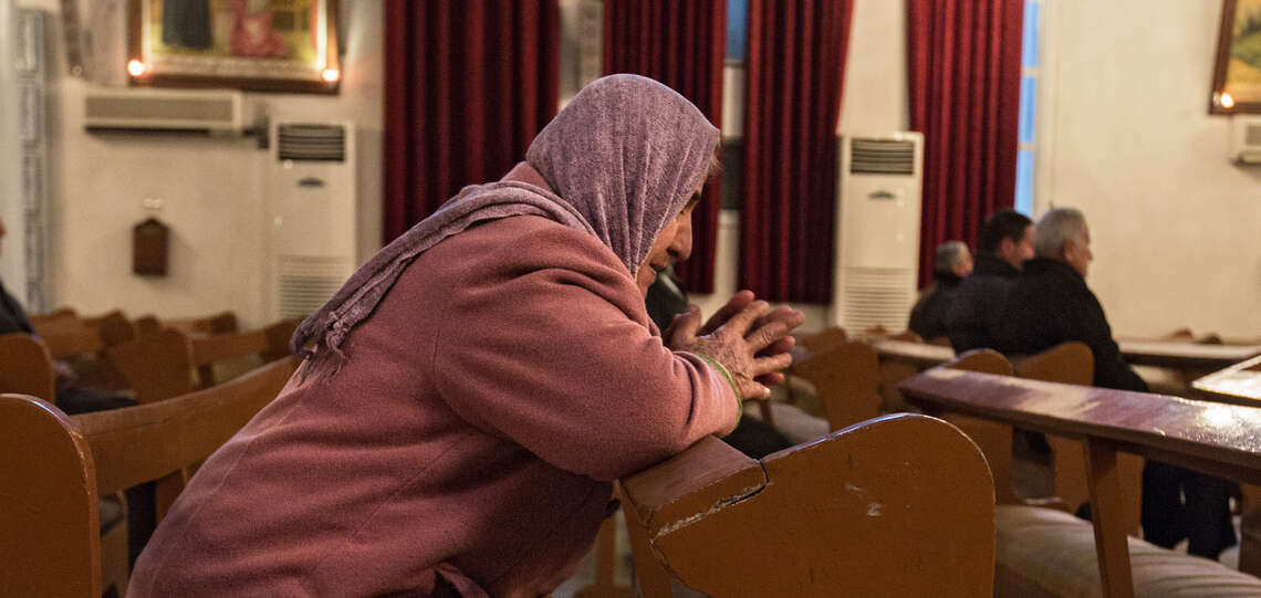 Eine Frau betet in der Gemeinde "Mariam Al Adra" in ihrer Kirche in Qamischli im Norden von Syrien.