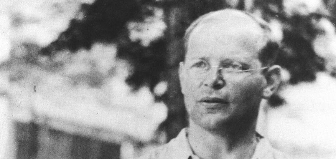 Dietrich Bonhoeffer im Hof des Wehrmachtsuntersuchungsgefängnisses von Berlin-Tegel im Sommer 1944