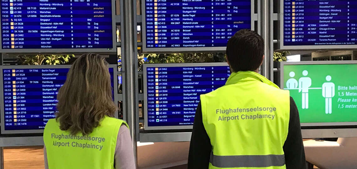 Mitarbeiter des Seelsorgeteams am Frankfurter Flughafen mit neongelben Westen.