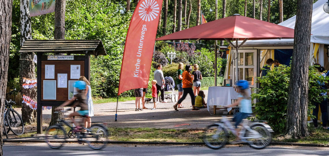 "Kirche-unterwegs" auf dem Campingplatz "Suedseecamp" in der Lueneburger Heide